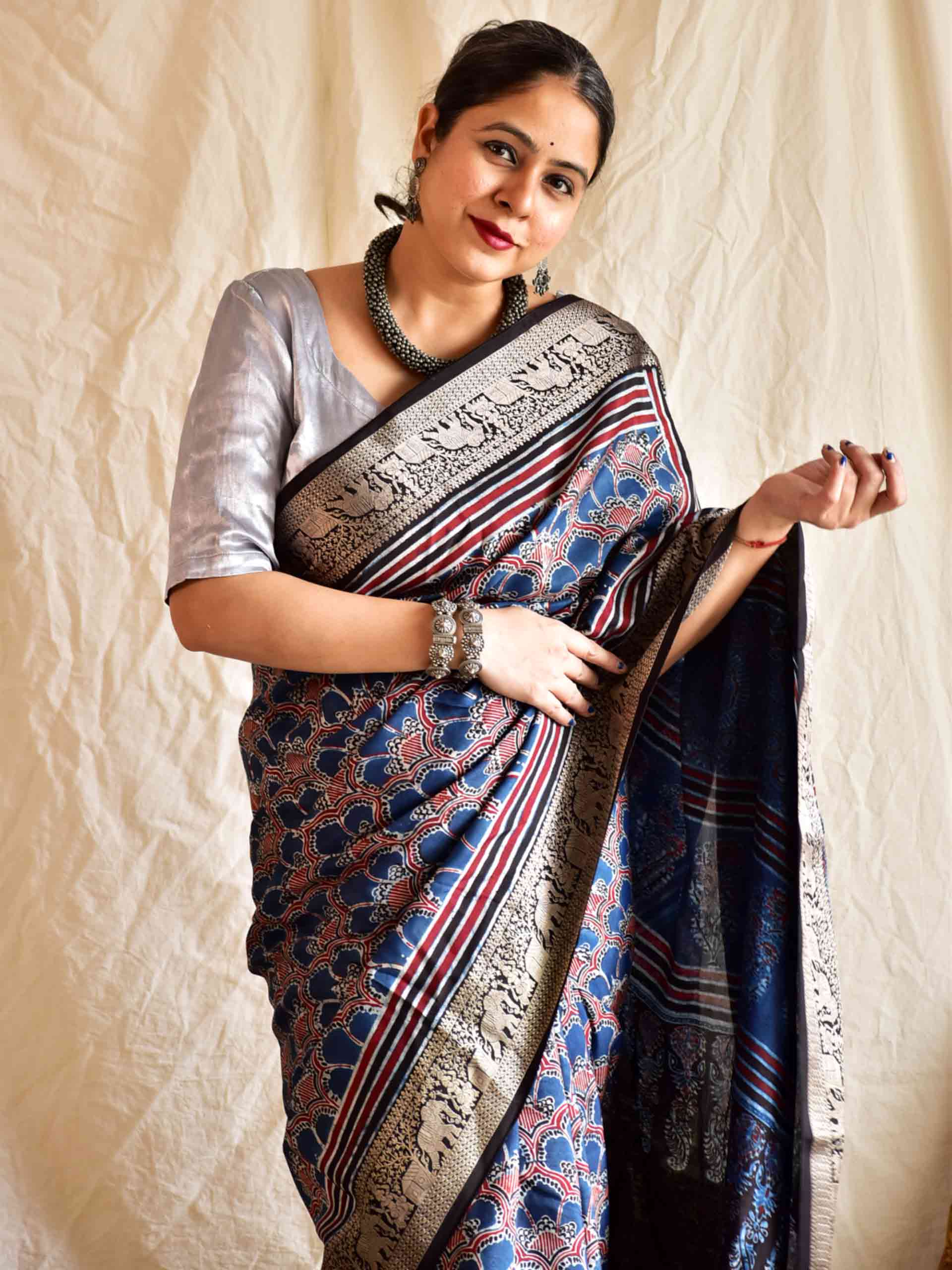 Maheswari Silk Cotton Zari Checkered Saree With Zari Border,Black–Red, –  Scarlet Thread